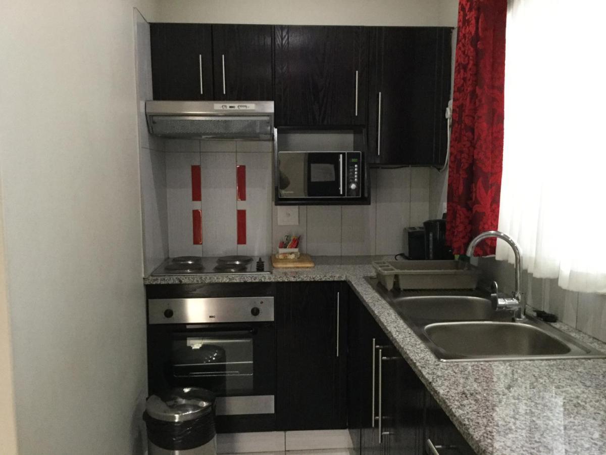 Goodey'S Guesthouse Pretoria-Noord Esterno foto