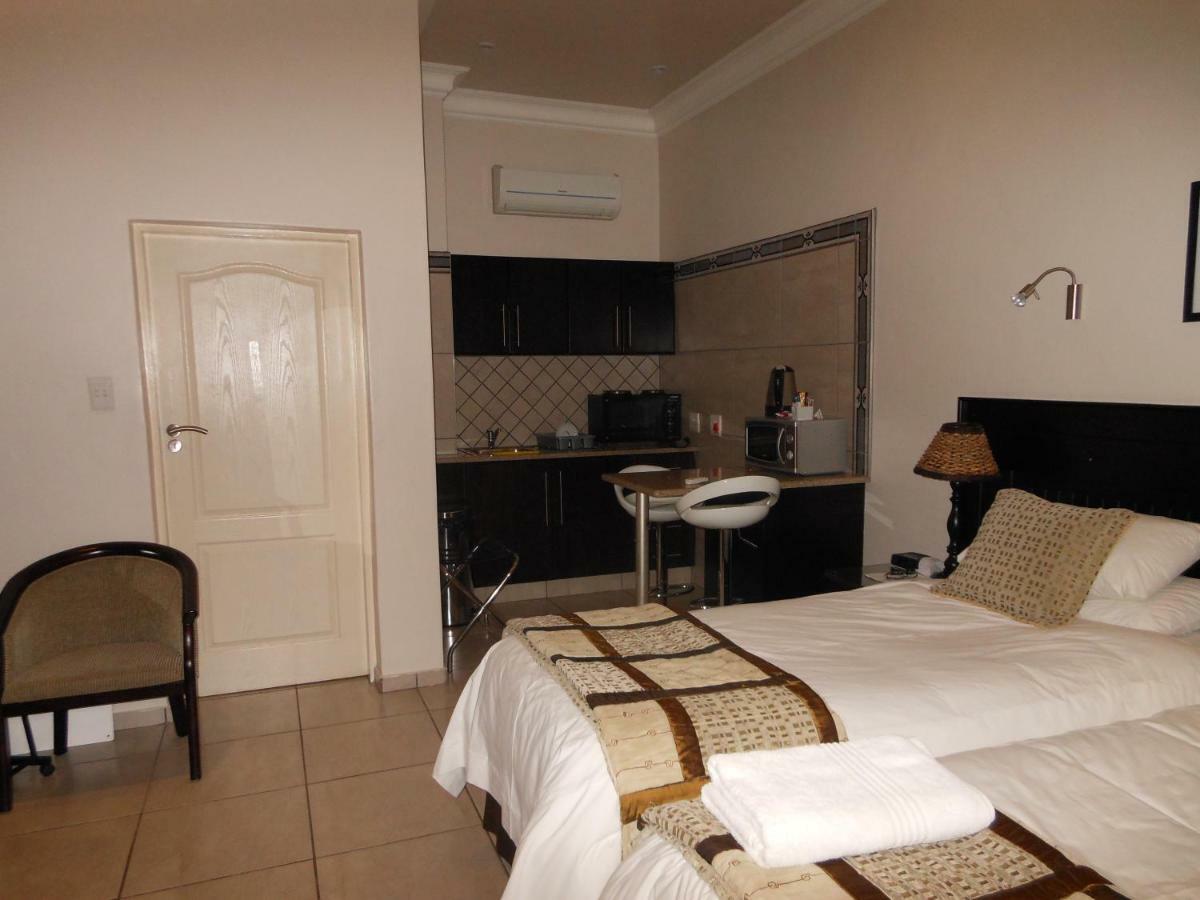 Goodey'S Guesthouse Pretoria-Noord Esterno foto